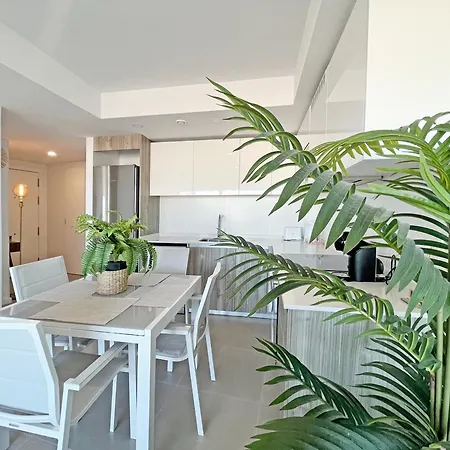 Global Properties, Con Terraza Y Vistas Al Mar Y A La Montana Apartamento